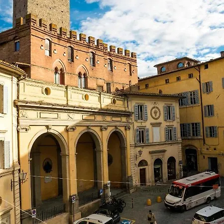 Lara 100m From Piazza Del Campo