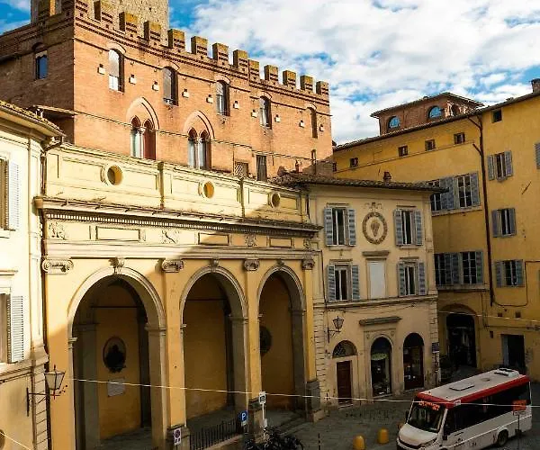 Lara 100m From Piazza Del Campo