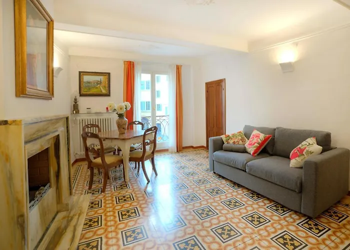 Lara 100m From Piazza Del Campo Siena